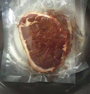 买来的牛排放入室温解冻，用刀背轻轻拍打