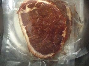 买来的牛排放入室温解冻，用刀背轻轻拍打