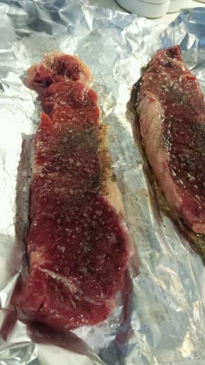 在牛排的两面涂抹均匀的海盐和黑胡椒，腌制30分钟