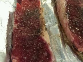 在牛排的两面涂抹均匀的海盐和黑胡椒，腌制30分钟