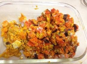 十只螃蟹蒸熟，拆盖抠出蟹黄和蟹膏。也可以直接在超市买现成的蟹黄和蟹膏