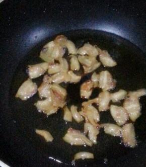 锅内放少许油，油热后放入肥肉慢慢煸出肥油，取出肉片