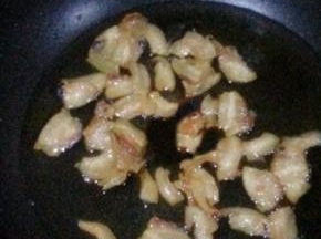 锅内放少许油，油热后放入肥肉慢慢煸出肥油，取出肉片
