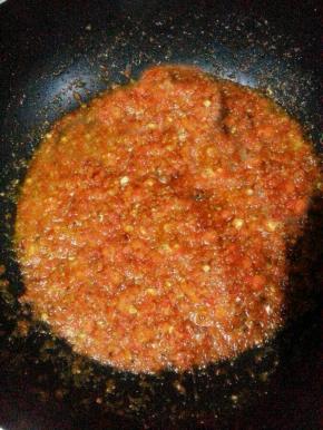 放入少许的白醋，煸炒出红油