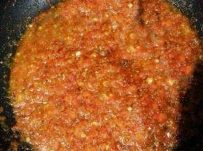 放入少许的白醋，煸炒出红油