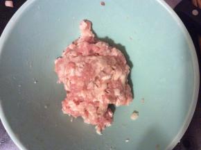 猪肉去皮，剁成肉末，加入适量料酒和盐腌上20分钟