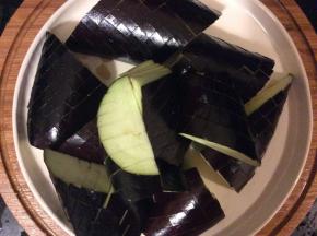 茄子去缔，洗净后切花刀，再分成一个个小块，炒制的时候更好的入味