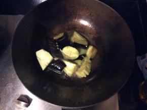 锅中倒入适量的食用油，油热后转中火，把切好的茄子入锅炸，炸软后捞出沥油