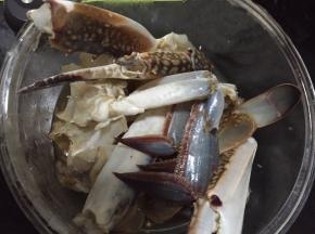 将买来的梭子蟹洗净剥壳，拆分成小块
