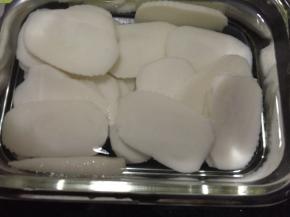 将年糕片用水煮好，放入冷水中备用