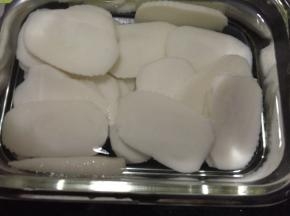 将年糕片用水煮好，放入冷水中备用