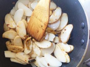 放入年糕和梭子蟹，放入适量的清水，倒入生抽和白糖，中火焖煮