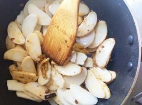 放入年糕和梭子蟹，放入适量的清水，倒入生抽和白糖，中火焖煮