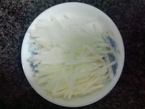 白萝卜洗干净切成丝装盘备用