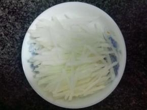 白萝卜洗干净切成丝装盘备用