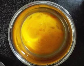 鸡蛋打散搅成蛋液