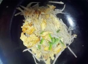 萝卜丝炒至断生，加入适量食用盐调味，撒上葱段增香即可关火出锅