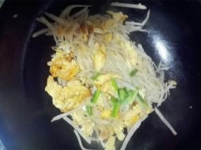 萝卜丝炒至断生，加入适量食用盐调味，撒上葱段增香即可关火出锅