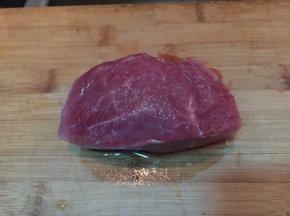 牛里脊泡出血水洗净备用