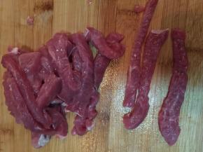 顺着牛肉的纹理切成条状