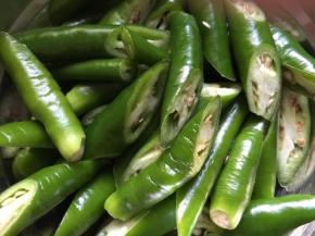 杭椒斜刀切成段，姜切丝备用