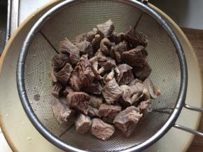 牛腩冷水下锅，加姜片煮至沸腾，去除血沫捞出备用