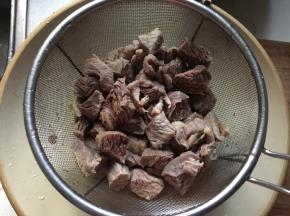 牛腩冷水下锅，加姜片煮至沸腾，去除血沫捞出备用