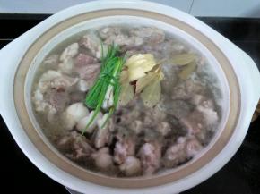 砂锅内放入焯水的牛腩，加没过食材的开水，放入葱姜香叶大火煮开，转至小火煮1小时
