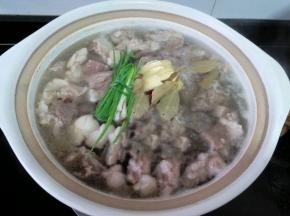 砂锅内放入焯水的牛腩，加没过食材的开水，放入葱姜香叶大火煮开，转至小火煮1小时