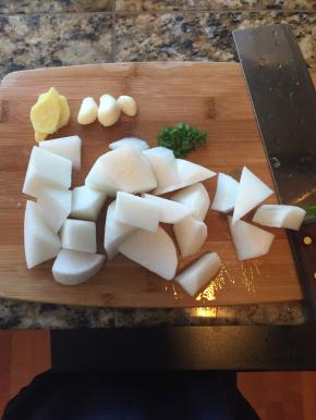 白萝卜去皮切块备用