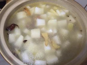 切好的白萝卜放入砂锅内，小火煮30分钟