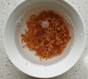 海米洗净之后放入清水中浸泡一下，将海米泡软