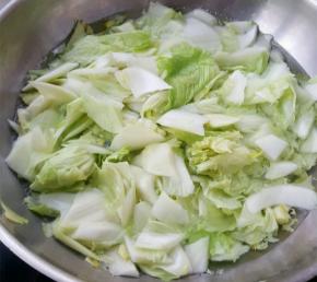 锅内烧开水，放入切好的白菜焯水，变色之后捞出用凉水冲洗一下，控干水分