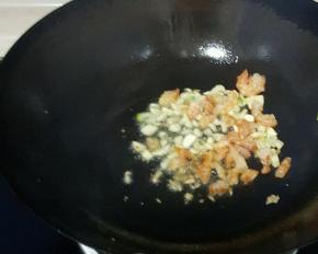 倒入海米炒出香味