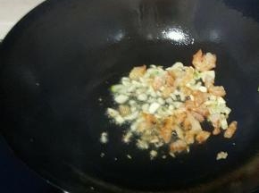 倒入海米炒出香味