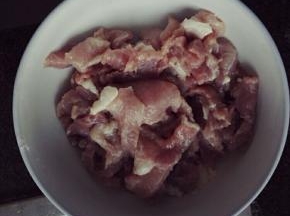 猪肉肥瘦分开切片备用
