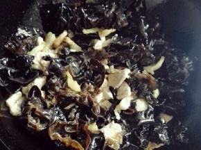 锅中热油，把肥肉倒进去煸干，放入瘦肉翻炒，炒变色后把泡好的木耳放入同炒