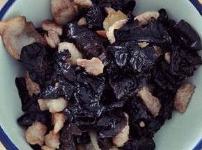木耳炒熟后撒上适量的盐，炒匀出锅