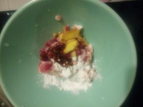 五花肉洗好后切片，用豆瓣酱、料酒、生粉和姜片搅拌均匀后腌制5分钟