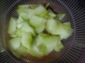 冬瓜去皮，洗好后切片备用