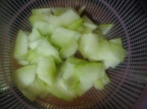 冬瓜去皮，洗好后切片备用