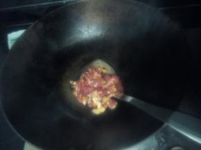 锅中倒入适量食用油，油热后把腌好的肉片倒进去快速翻炒