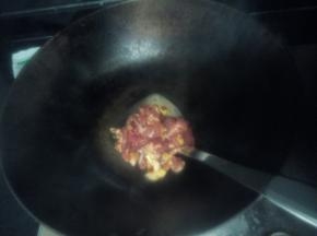 锅中倒入适量食用油，油热后把腌好的肉片倒进去快速翻炒