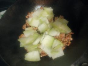 肉炒变色后，倒入冬瓜片，炒熟后加盐调味