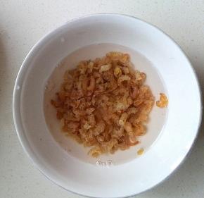 海米用水清洗干净，用水泡软