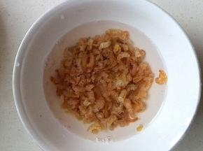 海米用水清洗干净，用水泡软