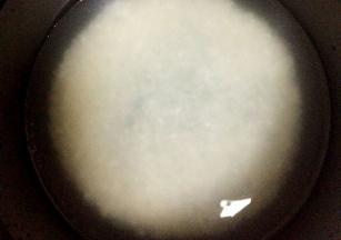 大米清洗干净，用水浸泡1个小时