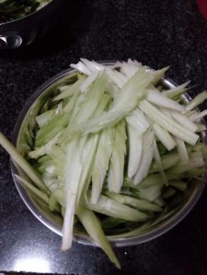 芹菜撕筋摘叶，洗干净后斜切成片；猪肉切片加酱油、淀粉抓揉均匀
