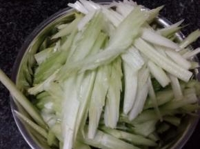 芹菜撕筋摘叶，洗干净后斜切成片；猪肉切片加酱油、淀粉抓揉均匀