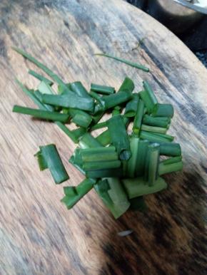 小葱去头，洗净切段